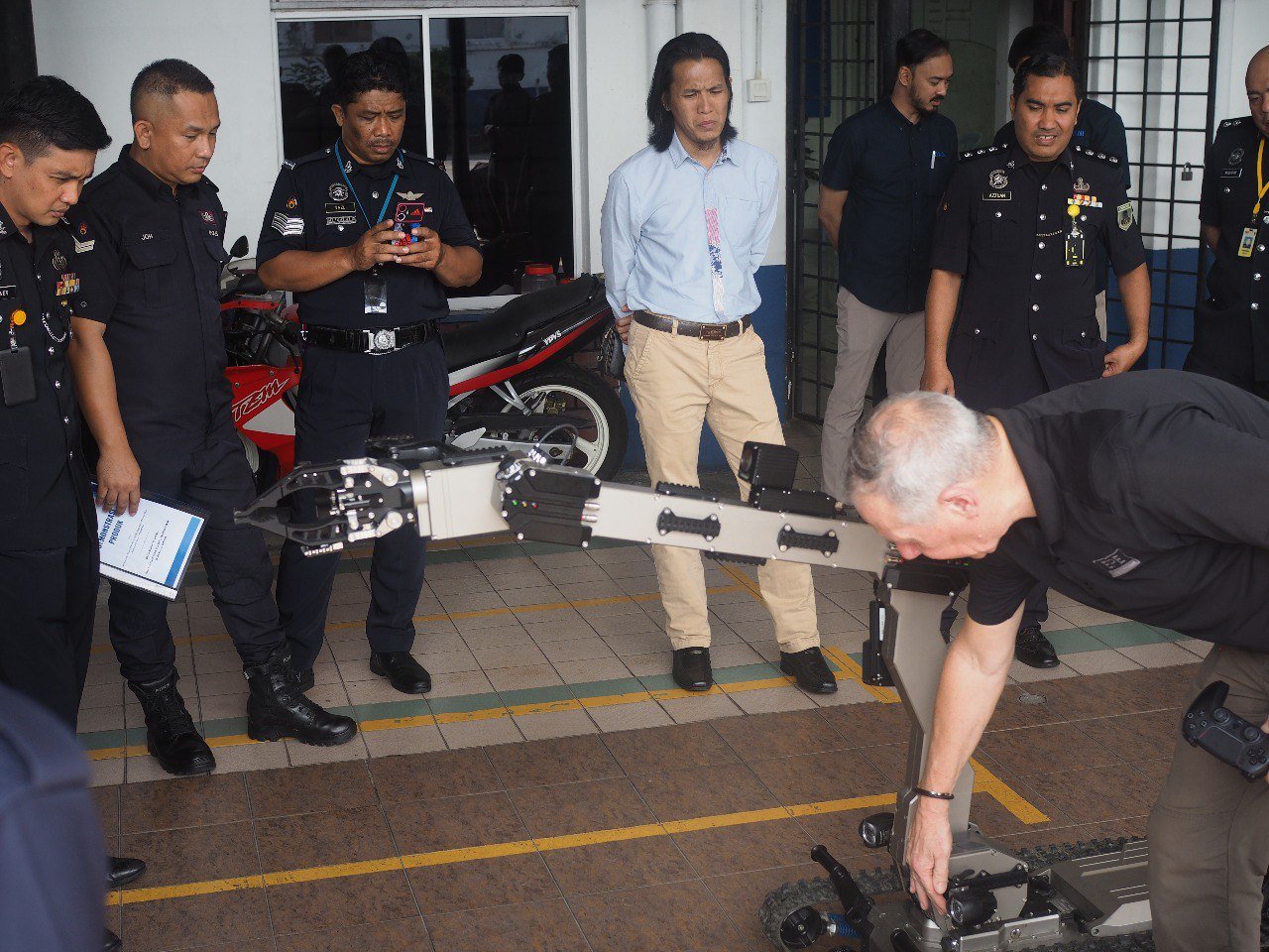 Royal_Malaysian_Police_EPE_host_demonstration_Avenger_Lt_04