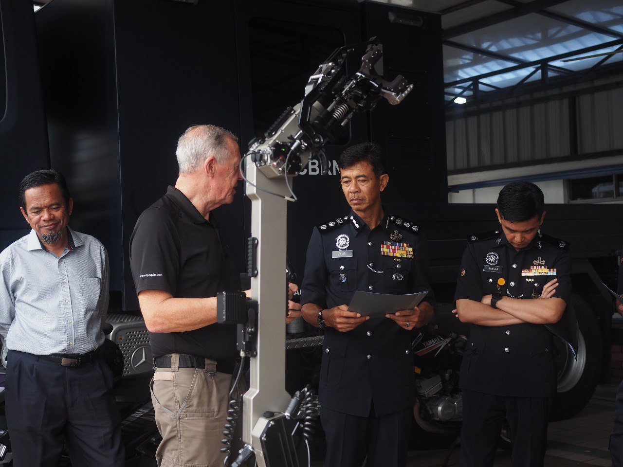 Royal_Malaysian_Police_EPE_host_demonstration_Avenger_Lt_02
