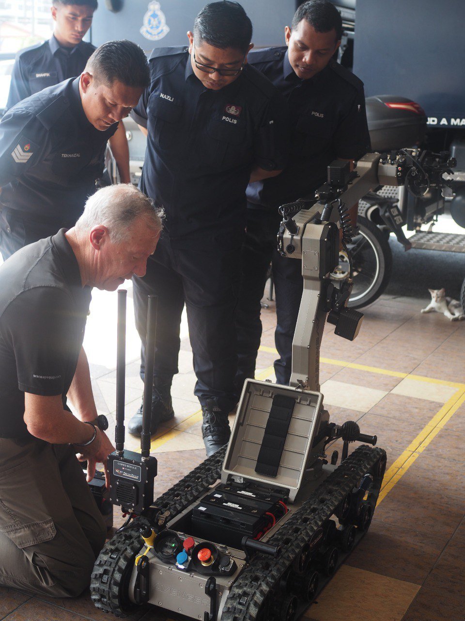 Royal_Malaysian_Police_EPE_host_demonstration_Avenger_Lt_01